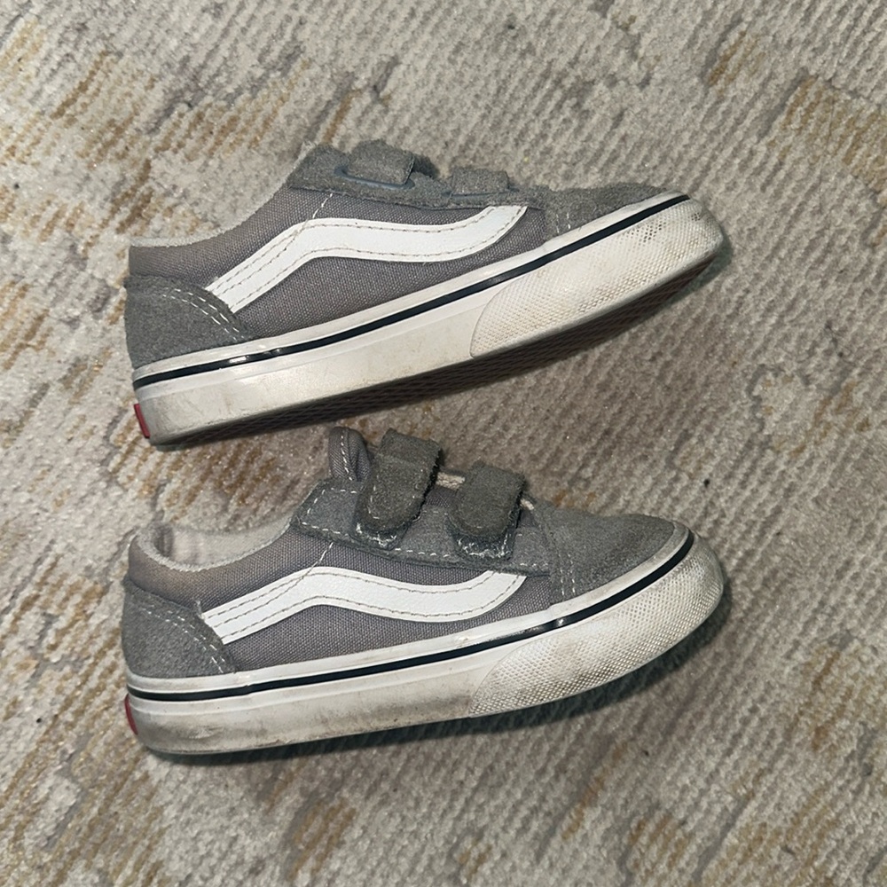 Selling children’s grey Velcro cans size 8c.